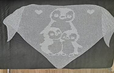 Hellgraues filetgehäkeltes Dreieckstuch mit stilisiertem Pinguinmotiv