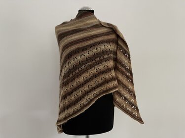 Gestricktes Dreieckstuch in Brauntönen mit Streifen und Lochmuster auf schwarzer Schaufensterpuppe