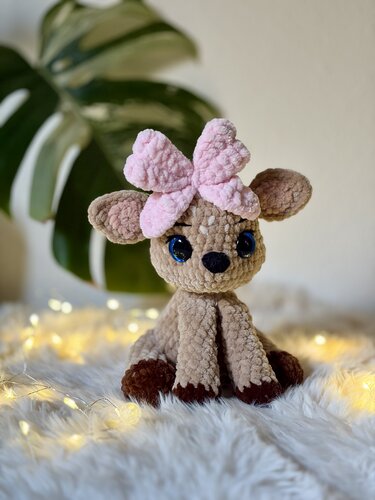 Nahaufnahme Amigurumi Reh mit Fokus auf Kopf, Ohren und Schleife