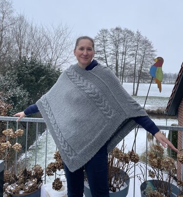 Strickanleitung Strickponcho mit doppeltem Zopfmuster
