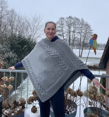 Strickanleitung Strickponcho mit doppeltem Zopfmuster