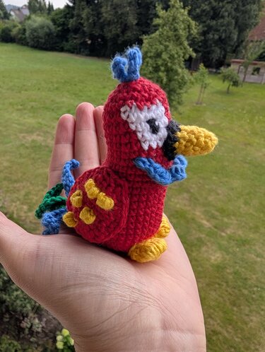 Häkelanleitung: Bunter Papagei "Pepe" – sitzend & farbenfroh