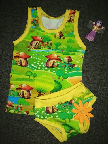 Grünes Kinder-Tanktop und Slip-Set mit Pilzhäusern, gelben Bündchen und orangefarbener Blumenapplikation