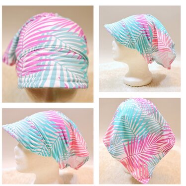 Sommer-Schirmmütze mit pink-türkisfarbenem Palmenprint auf Schaufensterkopf