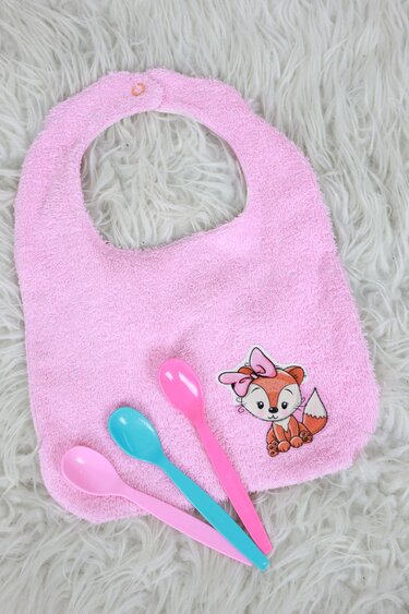 Rosa Babylätzchen mit Fuchs-Applikation und drei bunten Löffeln