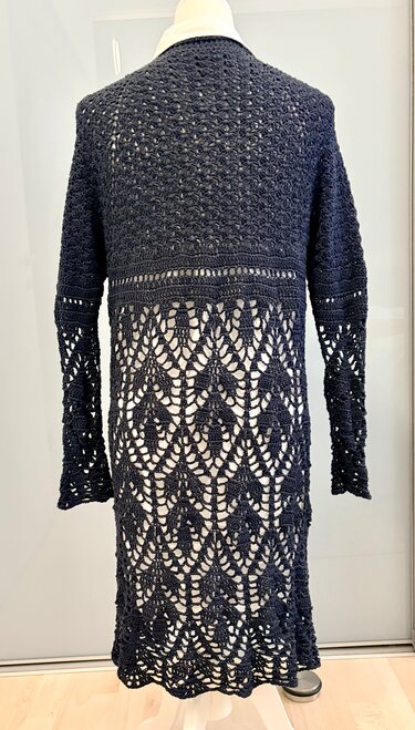 Gehäkelte Jacke mit Raglanärmeln und Blattmuster - Häkeln