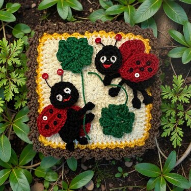 Granny Square Ladybug crochet