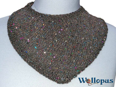 Gestricktes Dreieckstuch dunkelbraun mit bunten Pailletten auf Büste