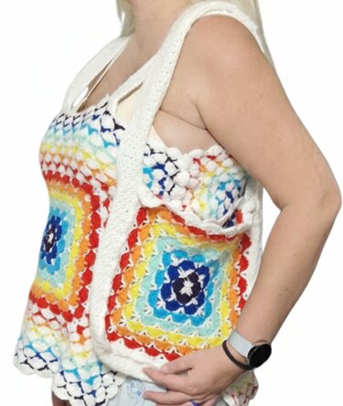 Person trägt gehäkeltes Top und passenden Shopper mit bunten Granny-Square-Motiven