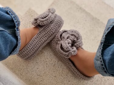 S13 Häkelanleitung für warme Hausschuhe mit doppelter Sohle. Orchidee