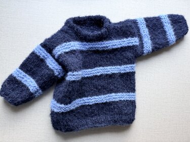 Kinderpullover Caia – Strickanleitung Gr. 62–98 | klassischer Streifenpulli