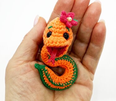 Häkelanleitung Schlangen-Schlüsselanhänger mit Blume. Amigurumi  Schlangen.