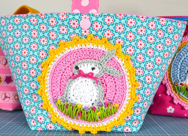 Häkelanleitung Aufnäher "Hase auf Wiese", Osterhase Häkelapplikation, Deko