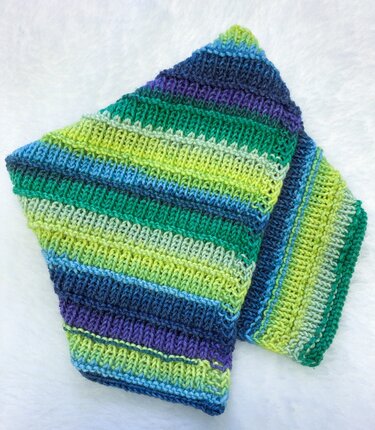 Gefalteter Kragenschal aus gestricktem, gestreiftem Garn in verschiedenen Grün- und Blautönen