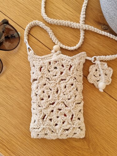 T32 Crochet pattern for a small crossbody bag. Raffia, cotton cord.