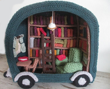 Library on wheels - Crochet