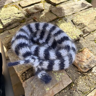 Strickanleitung kleiner Schal aus Restwolle | Rippenmuster mit zwei Spitze