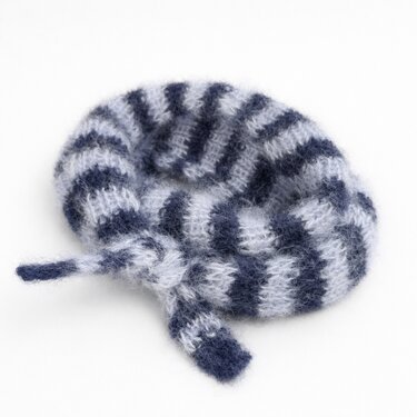 Strickanleitung kleiner Schal aus Restwolle | Rippenmuster mit zwei Spitze