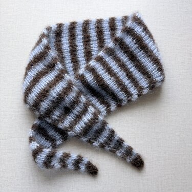 Strickanleitung kleiner Schal aus Restwolle | Rippenmuster mit zwei Spitze - Bild 6