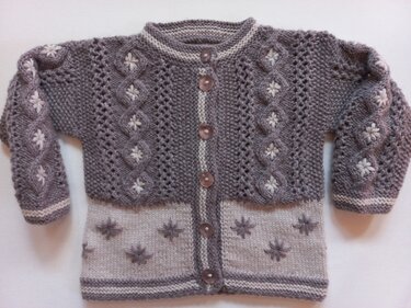 Strickanleitung Kindertrachtenjacke, Gr. 98-104,  Rautenmuster, Stickerei