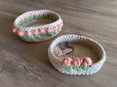 Körbchen häkeln – ovaler Häkelkorb Frühling mit Blüten (2 Varianten)