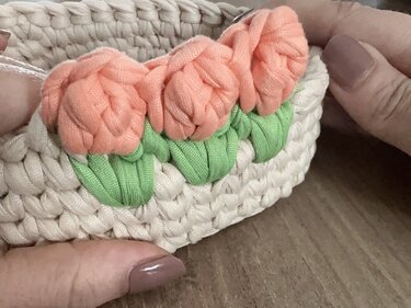 Körbchen häkeln – ovaler Häkelkorb Frühling mit Blüten (2 Varianten)