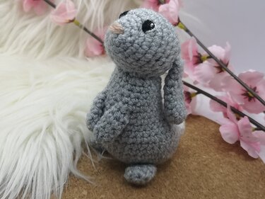 sitting hare - crochet pattern by NiggyArts