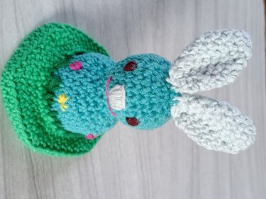 Osterhase auf Blumenwiese häkeln, Amigurumi Hase, tolle Tischdekoration