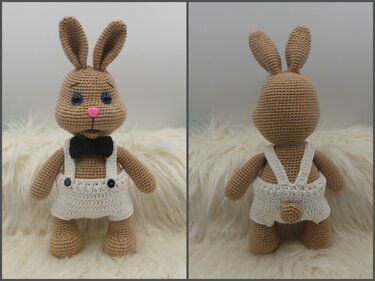 Gehäkelter Amigurumi-Hase, von vorne und hinten, mit weißer Latzhose und schwarzer Fliege