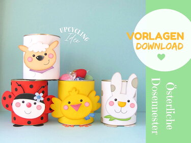 Vier verzierte Upcycling-Dosen als Schaf, Marienkäfer, Küken und Hase, gefüllt mit Süßigkeiten vor hellblauem Hintergrund.