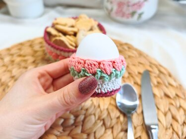 Häkelanleitung Häkelkorb und Eierbecher im Tulpenmuster