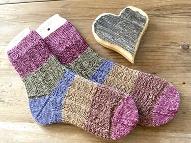 Elaura, Socken mit ausdrucksstarkem aber einfachem Muster - Stricken