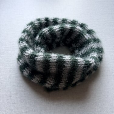 Strickanleitung kleiner Schal aus Restwolle | Rippenmuster mit zwei Spitze