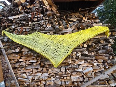 Crochet Pattern Flat Triangular Scarf "Larisaia"