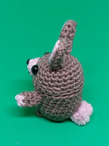 um ein Ü-Ei gehäkelter Osterhase für kleine Geschenke - Häkeln