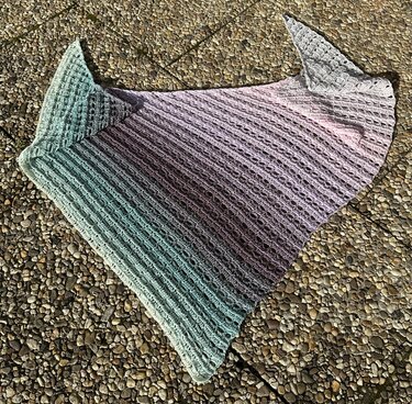 Häkelanleitung asymmetrisches Dreieckstuch "Wolkengruß"