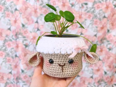 Häkelanleitung Pflanzenübertopf Schaf "Lise"