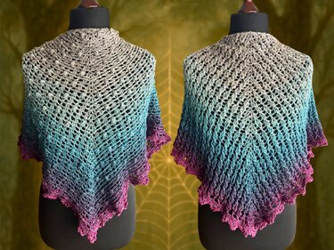 Gehäkeltes Dreieckstuch mit Farbverlauf, Lochmuster und gezacktem Rand auf Schneiderpuppe