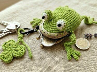 T34 Coin purse, keychain bag charm, frog with a clover leaf on a kiss clasp - Image 7