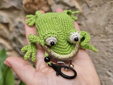 T34 Coin purse, keychain bag charm, frog with a clover leaf on a kiss clasp - Crochet