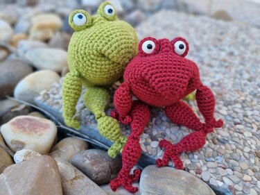 P19 Crochet Pattern Frog with a Jacket – Amigurumi, Keychain, Bag Charm