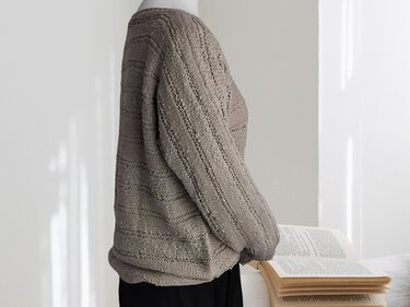 Seitliche Ansicht eines taupefarbenen, gestrickten Damenpullovers mit Strukturstreifen