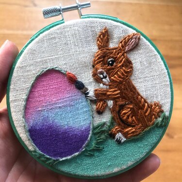 Stickmuster Oster Deko - Kreativer Osterhase mit Pinsel | Oster Stickerei - Sticken