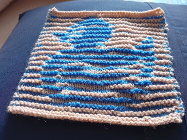 Gestrickter quadratischer Topflappen in Blau und Beige mit horizontalen Streifen