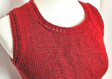 Rotes gestricktes ärmelloses Top mit Rundhalsausschnitt auf einer Schneiderpuppe