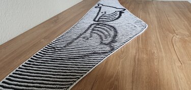 Gestricktes rechteckiges Tuch in Schwarz und Weiß mit feinen Querstreifen und stilisiertem Vogelmotiv
