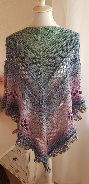 Gehäkeltes Dreieckstuch in Farbverlaufstönen auf Schneiderpuppe