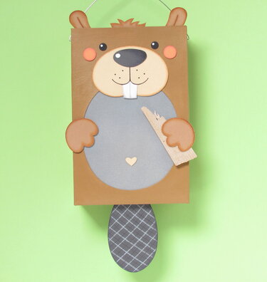 Rechteckige Biber-Laterne aus Karton mit Bibergesicht, großen Zähnen, rosigen Wangen und hängendem kariertem Schwanz