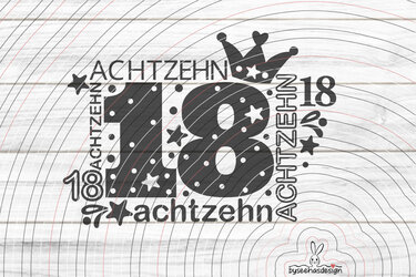 Schwarz-graues Plottdesign mit großer 18, Schriftzug ACHTZEHN, Sternen und Krone vor Holzstruktur