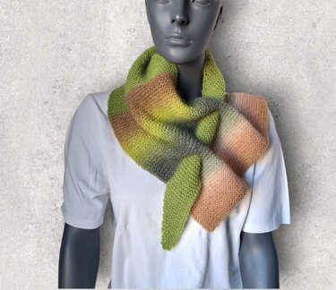 Gestrickter Loop-Schal mit Farbverlauf in Grün, Braun und Lachsrosa auf Schaufensterpuppe
